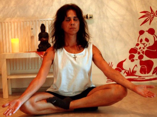 Bei mir finden Sie Kurse in Kleingruppen: Chakrayoga, meditative Rückengymnastik, Meditation und Faszientraining. Beweglichkeit, Faszientraining, Mobilisation, Kräftigung sind nicht nur bei Rückenschmerzen ein Thema.