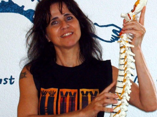 Bei mir finden Sie Kurse in Kleingruppen: Chakrayoga, meditative Rückengymnastik, Meditation und Faszientraining. Beweglichkeit, Faszientraining, Mobilisation, Kräftigung sind nicht nur bei Rückenschmerzen ein Thema.
